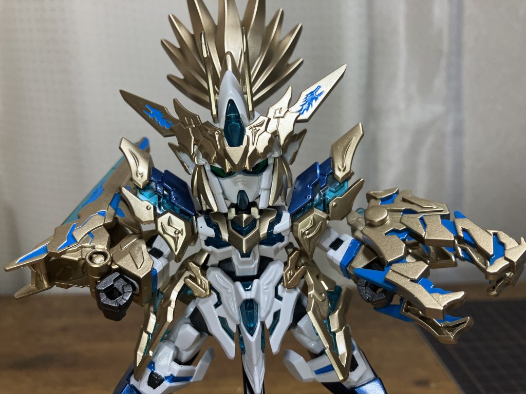 金色はラッカー塗料で水色部分はエナメル塗料で塗りました