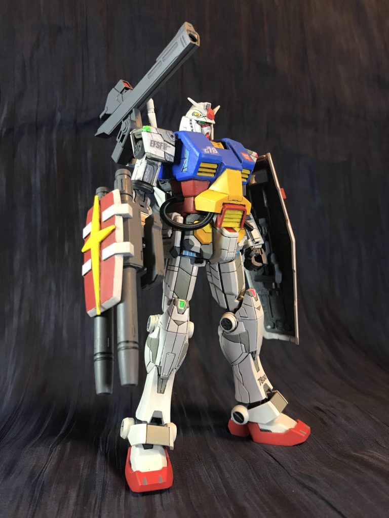ジャンク品のプラモ買うと全然関係ないパーツが同梱されてる事あって、ダブルビームライフルはそういう経緯で手元にあったものです。多分サンダーボルトジムのだと思います。そこからフルアーマー系にしようとなり、一段下げてセミアーマーにしようとなり、思いつきでダブルビームライフルに十字章付けたらパーフェクト方向になりましたという感じです。途中までセミアーマーだったのでセミパーフェクトとしました。足、肩にアーマーをしなかったのは丁度良いパーツが無かったのと主旨はそこじゃない気がしたので。高機動型も買って来たのに同じようなのに改造して何やってるんだろう私とちょっと思ってます。あと、足首パーツはGM/GMのものとすげ替えてます。元パーツは、身長18mが強風の中で直立待機姿勢維持出来んのか?と言う不安感があったので。