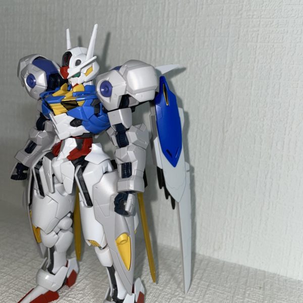 エレガント度高めの決闘用エアリアルことデュエリアルの仮組です！シェルユニットは外れやすいので予め外してあります鉄血はバックパックの規格が違うのでそこからが大変ですね😅撮影ブースが欲しい🤔（3枚目）