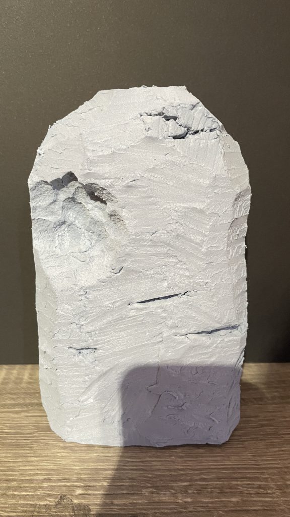 カッターナイフなどで切ったりエグったり。