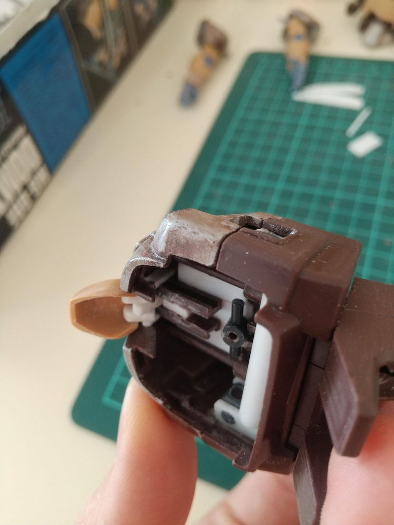 ドムトローペンのハッチの形状上そのまま開くことができないため、少し下方向にスライドしてから開くような機構にしています。電飾用の電池やスイッチはお腹に仕込むため、取り外しがしやすいよう胸と胴は磁石で付けられるようにしています。