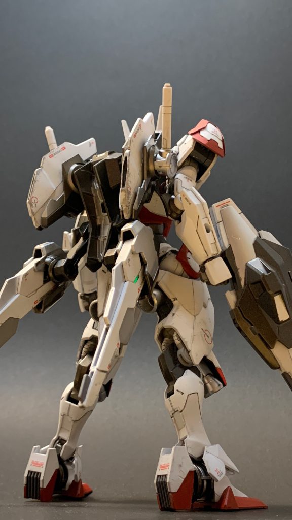 ホイルシールの切れ端をガンビットのモールドに張り付けてセンサー身を出しました。ギラッと光ってかっこいいんですが、ココ、接続モールドなので、盾モードにすると剥がれます。やんないほうがいいです、気を付けて。みんな。