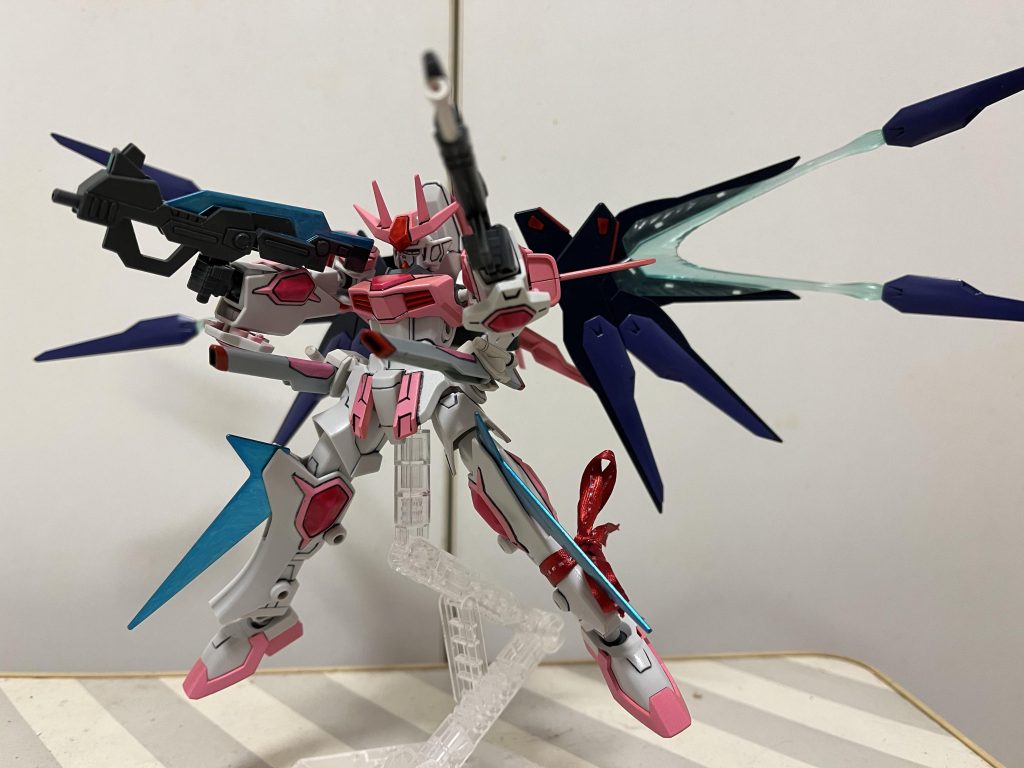 リアル体型だと明らかに短いwこれを解決するためにストフリのMGはスライド機構とか付いてましたけど、私はあんまり好きじゃなかったですね。貧弱そうで。クスィフィアス3のプラモ化する時の正解はあるんでしょうかね、、MGEXはどうなってるのかしら?