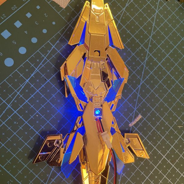 アームドアーマーDEのLEDの仕込みは結構悩みました。コネクターで脱着可能にしました。バックパックを通して配線予定ですが本体が配線モリモリなので股間が大変になりそうです。（2枚目）