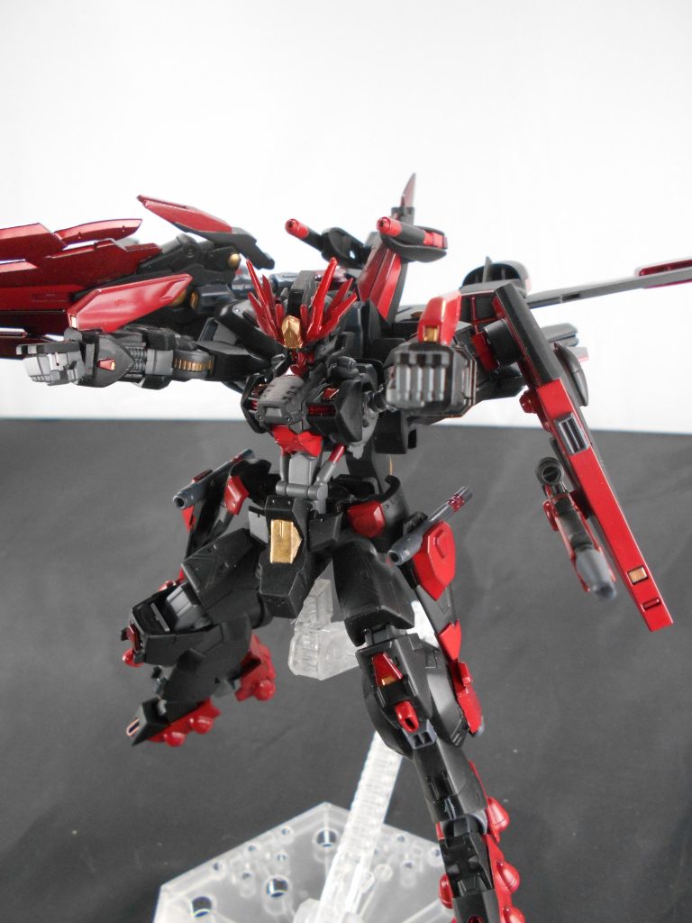 腕部ビームバルカン、「デモアス」。腕部にスラスター兼ビームバルカンを増設しました。ビームダガーを出すことも可能で接近戦で威力の高い武装になります。「デモアス」はギリシャ語で「鬼火」のアナグラムです。