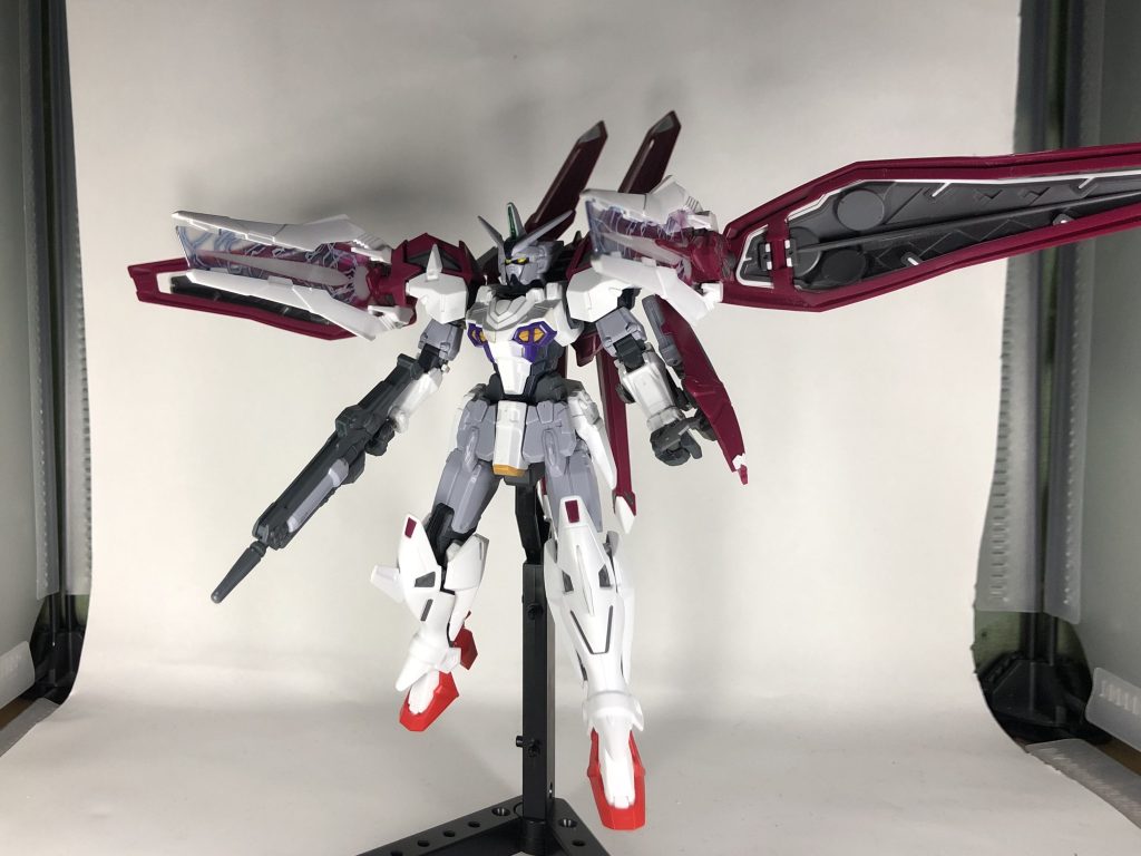 そして本機最大の特徴とも言える肩部のバインダーを展開することでコロニー1つを破壊するほどの威力を誇るビーム砲が使用可能。ただ、1度の使用でフィン状の砲身に多大な負荷がかかるため、使用回数が3回となっている。