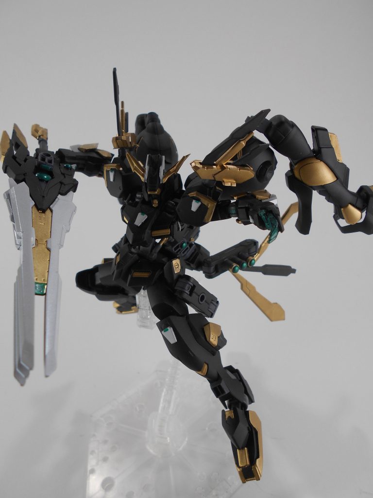 バーストモード、「セティラス」。肩部、腰部のエネルギーフィールド発生装置を展開することで機体自体の性能向上を行うことが可能です。最も向上するのは速さで、最大加速時は使用者も反応できない速度になる上に機体も自壊するほどになります。「セティラス」はギリシャ語で「陽和」のアナグラムです。