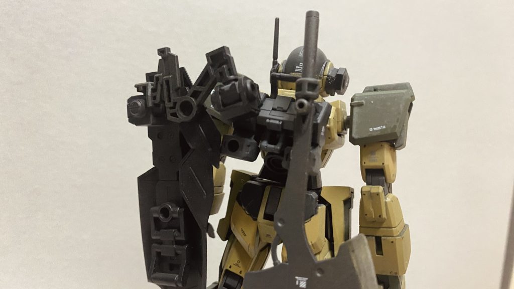 また、シールドはバックパックのステーに装着するスタイルを採用。これは現場からの意見を元に追加されたもの。他にもアデル純正から小型のものまで、様々なものを使用している。