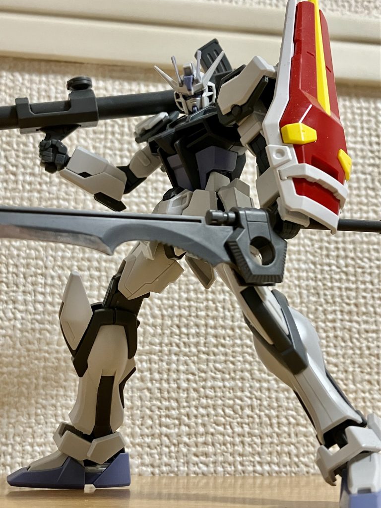 色合いがシックでガンダムタイプは悪役面ですね。サンボルのFAガンダムみたいな怖さも感じます。