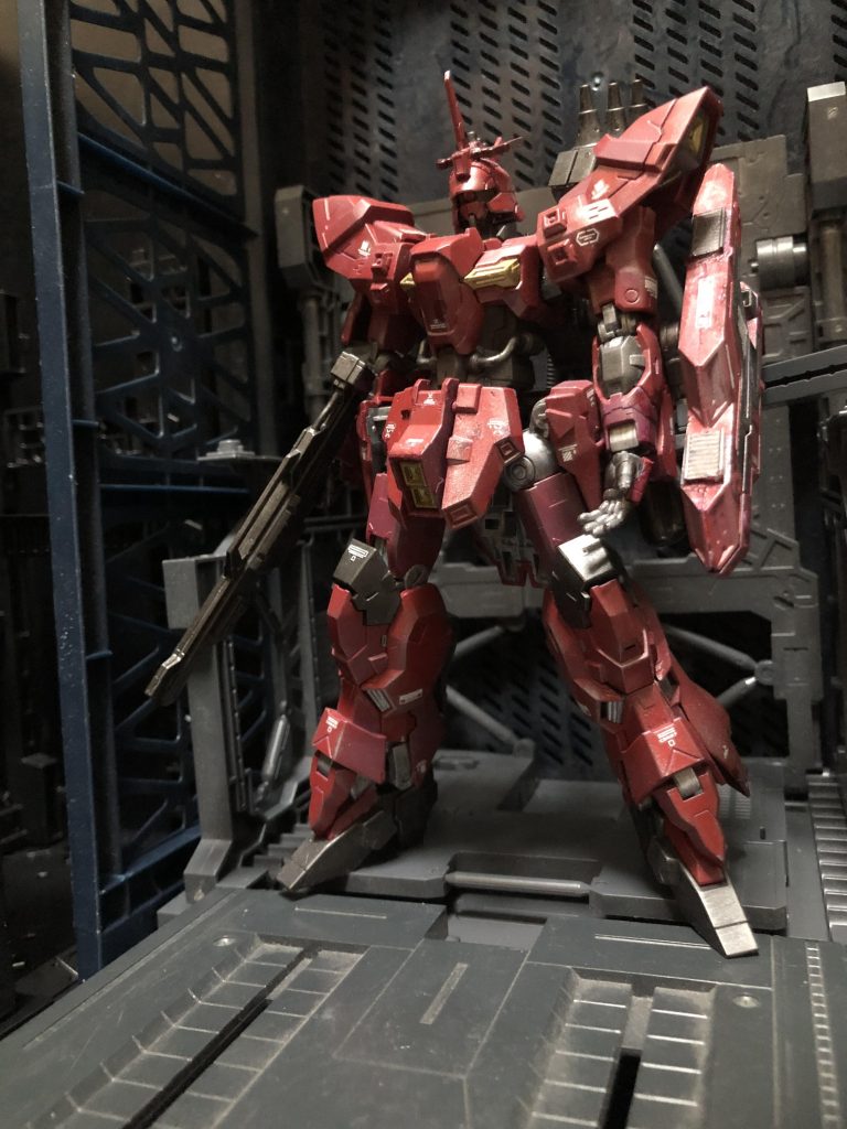 oyz「では、ご覧下さい。コレがサザビー可変検証試作機です。」シャア「ほうコレがか。もうすでに画像は出ていたがな。」oyz「ベースになっているのはHGバルギルになっています。Twitterのプレゼント企画で頂いた物です。その件はありがとうございました。この場を借りて御礼申し上げます。」シャア「ほう、貴重なキットを。ありがたいものだな。」oyz「ええ。ネットの限定品ですので貴重な品でした。そのバルギルと、HGムーンガンダムの頭部のパーツを少しだけ使って制作しました。」シャア「では、ほぼバルギルという訳だな。」oyz「はい。バルギルをサザビー化するというコンセプトで制作しました。先程も説明しましたが、バルギルの全体的な意匠はサザビーに近いですので。バルギルを赤で塗るという作例も多かったかと思われます。」シャア「フッ、赤か。実に良い色だな。」oyz「ただそれだけでは不十分だと感じましたので、ムーンガンダムの頭部後方に付いているアンテナをバルギルに移植、板ファンネルの余りパーツでシールドを制作。ファンネルポッドにくっ付いていたプロペラントタンクをバックパックに付ける、という改造をさせて頂きました。」シャア「それでサザビーにより近くなったという事か。」oyz「はい、そうです。ではサザビーと比較してみましょう。」