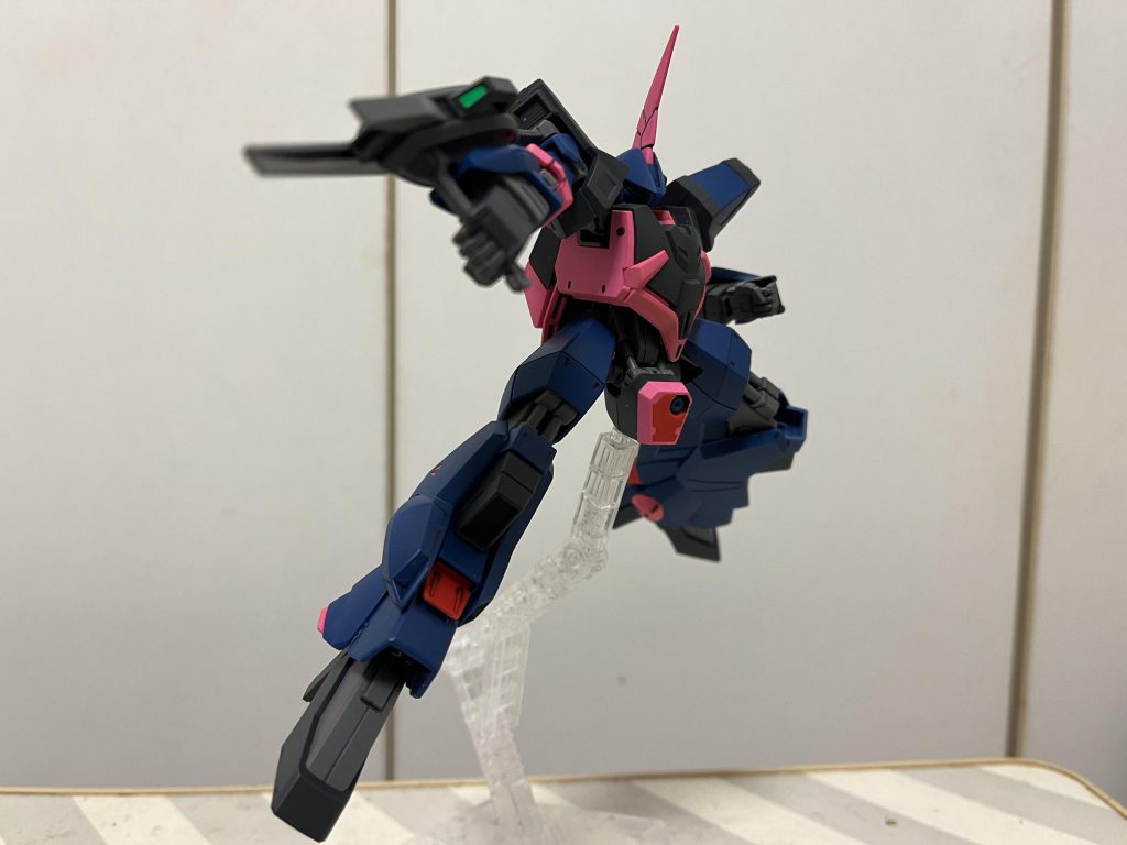 とりあえずSEEDポーズ。あまり腰の捻りが効かないのが欠点かな、、塗装したピンクが足の付け根と擦れやすいので尚更です。