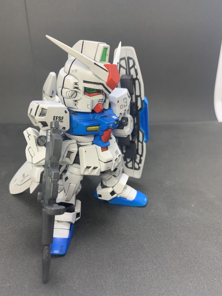 頭部、胴体、肩はBBを使用。バックパック、腰周り、足、脛、武器類はHGから。腕部は旧キット。顔、腕、脚部、腹部はCSガンダムから流用してます。