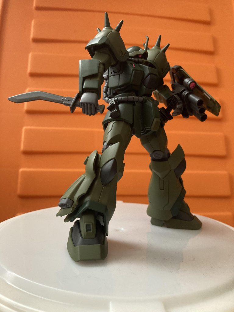 ヒート・ナイフ至近距離での戦闘の他、投擲武器としても使用される。