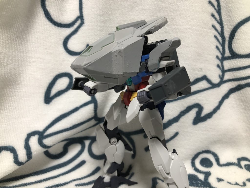 最初はグリップパーツも用意してましたが，ポロリが凄いのでランナーパーツを使い保持可能に。