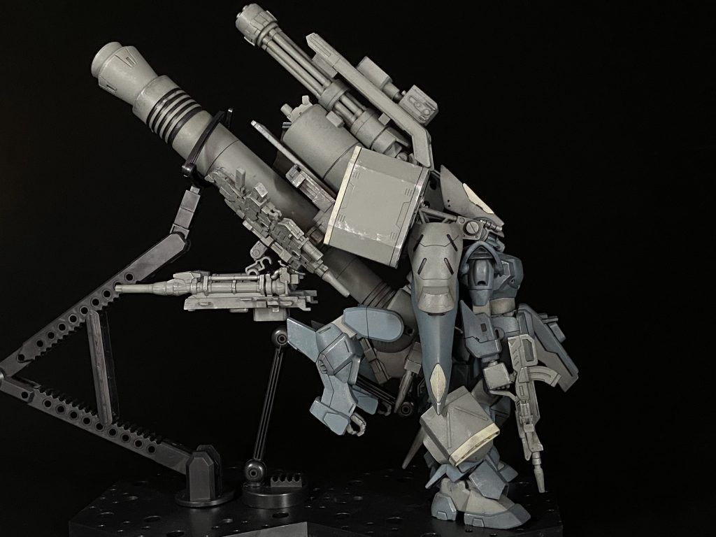 フロント、バック、サイドから。装備はマシマシ、あえて色味はシンプルに。基本塗装の後は心のままにごしごし汚してみました。本体は首を0.8ミリ、腰で2ミリ、足関節で2ミリ伸ばし多少スラッとさせてます。