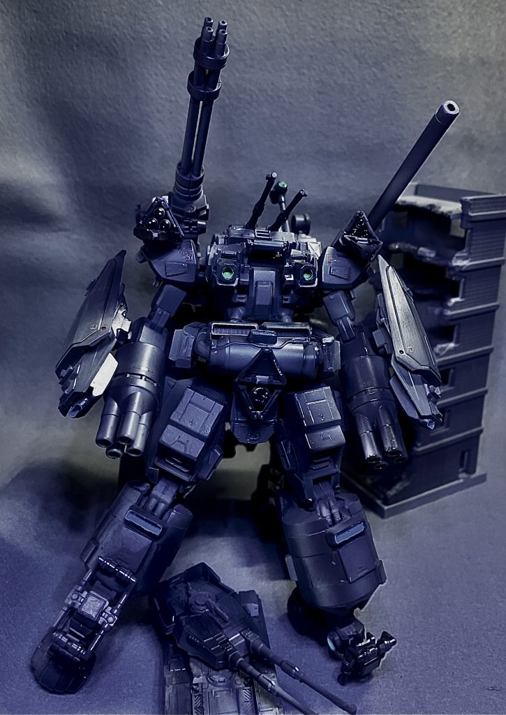 スタンディングモード。全高が高くなる分、遠距離の標的を目視し易く、また多少の近接戦闘にも対応できる形態である。