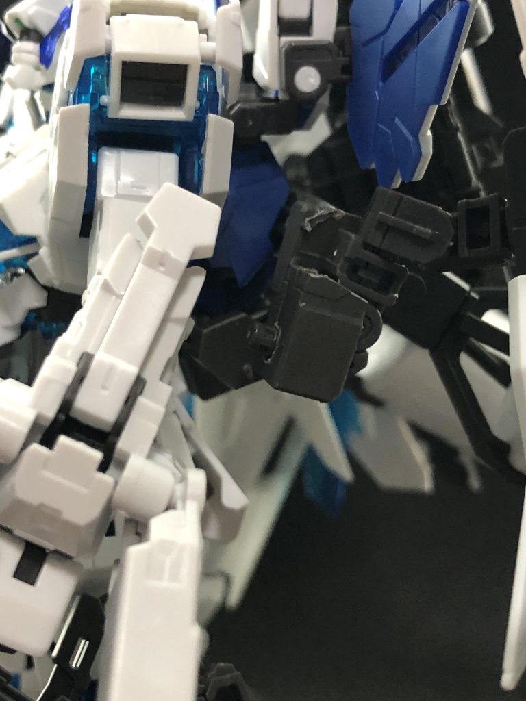 加工したパーツは4つで、元々ハイパーバズーカを付けるためのパーツに穴を開けて、アームドアーマーDEが接続できるようにしました。これを両側で2つです。