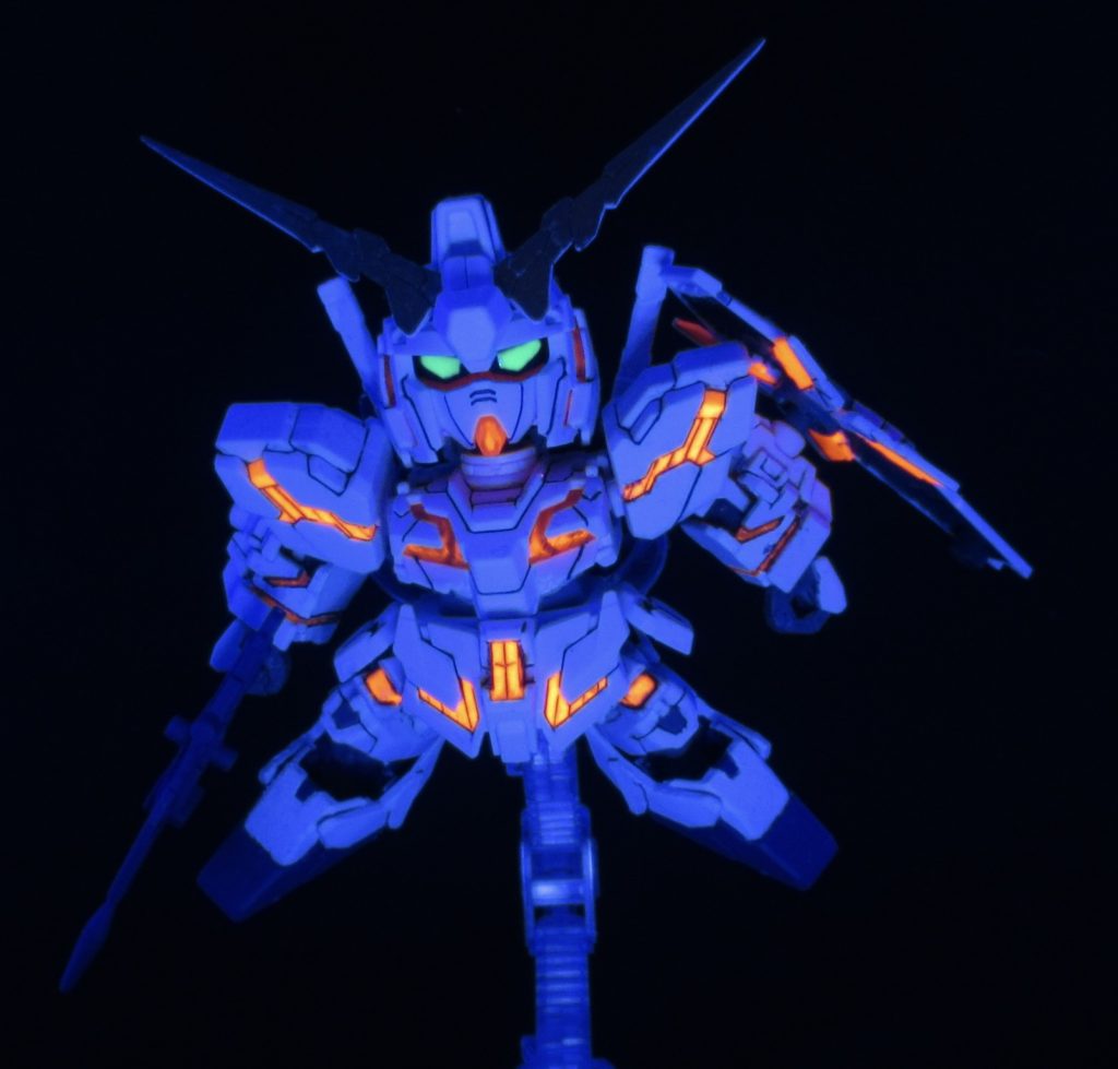 サイコフレームは蛍光塗料で塗ってあるのでブラックライトで光ります。