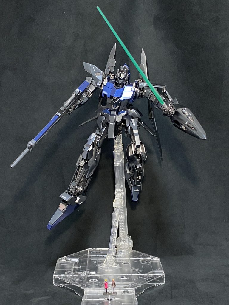 はい〜全体像でーす!色合いは基準色を崩さず質感メインで仕上げてみました♪相変わらずスジボリはメンドクサイネなんでやりませんw外装のガンメタは黒サフからクレオスのムーンパールなんちゃらで均一に発色するまで塗り塗り。この色を始めて見た時絶対にデルタプラスにイケル!っと思い忘れる前に作りましたw