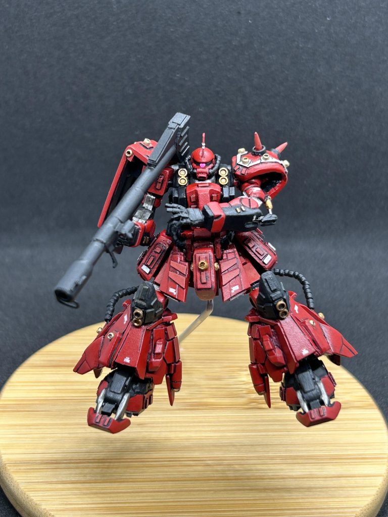 フロントスカートを付けた事によって脚が短く見えたので太ももを延長。左手はプラの端材を繋げて表情をつけました。