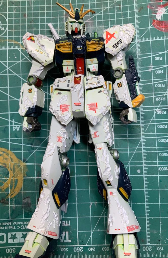 ハンダでダメージをつけ、その後ヤスリがけの繰り返し　でどんなダメージがつくのかを物理的に考えて、大気圏突入の超高温、アクシズから降り注ぐ破片の数々、でアクシズを蹴った後の急速な氷点下化への移動これはマジ凄いダメージなはずと…