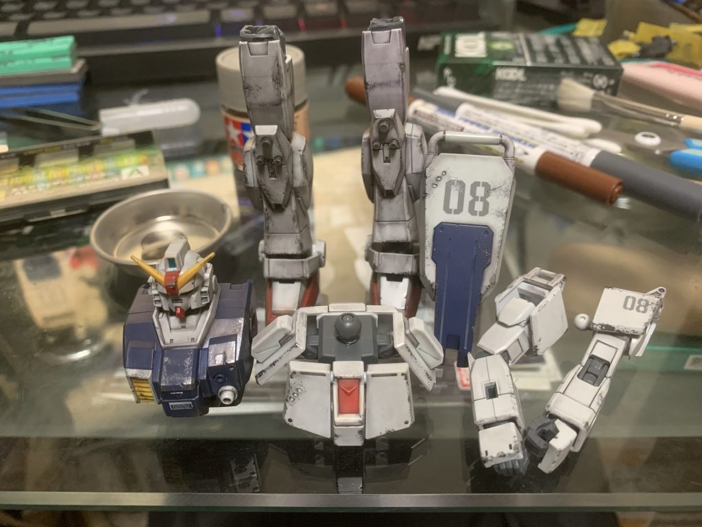 半光沢の後にリアルタッチマーカーのグレー1、ブラウン1を使ってウェザリング、各所の角の部分にはスポンジに塗料を乗せてちょんちょんと当て塗装剥がれを表現。