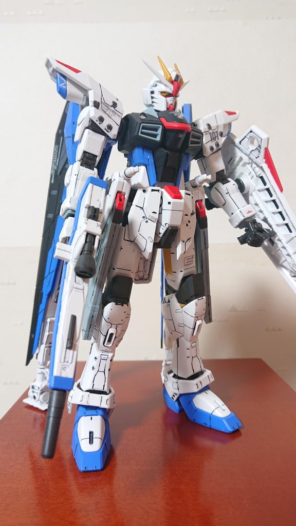 巣立ち②武器を持って。下半身のステッカーを貼る前にトップコートを吹いてしまったという曰付き(´;ω;｀)