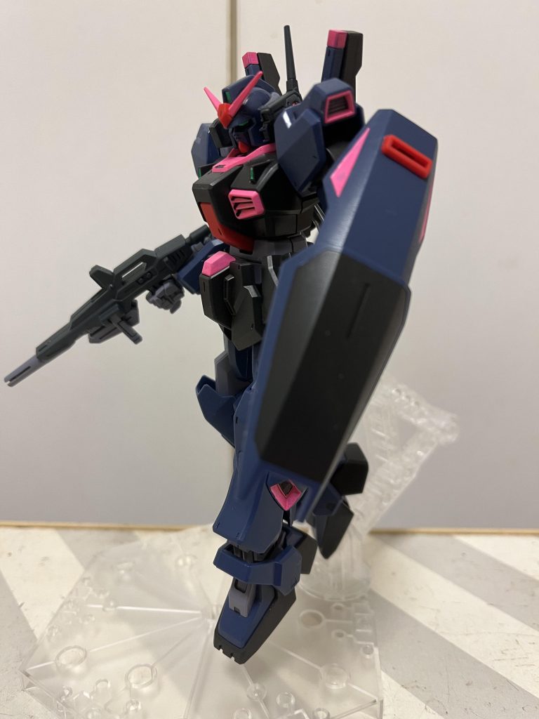 ちょっとエレガントな雰囲気に。余談ですがビームライフル塗り分けるのなんて、超久しぶりwグレーがあんまり好きじゃないので、多分成形色が黒寄りならやってない、、