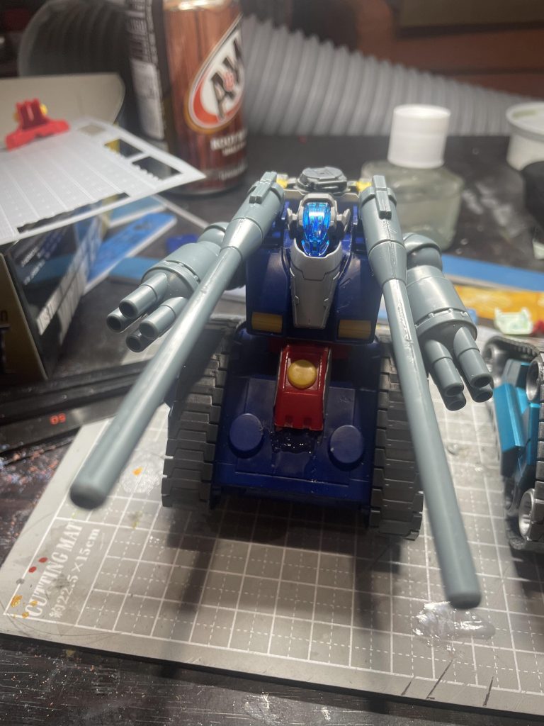 当初はガンタンクの量産型亜種を作るつもりでしたが、久々に観た映画「ガンヘッド」の影響で