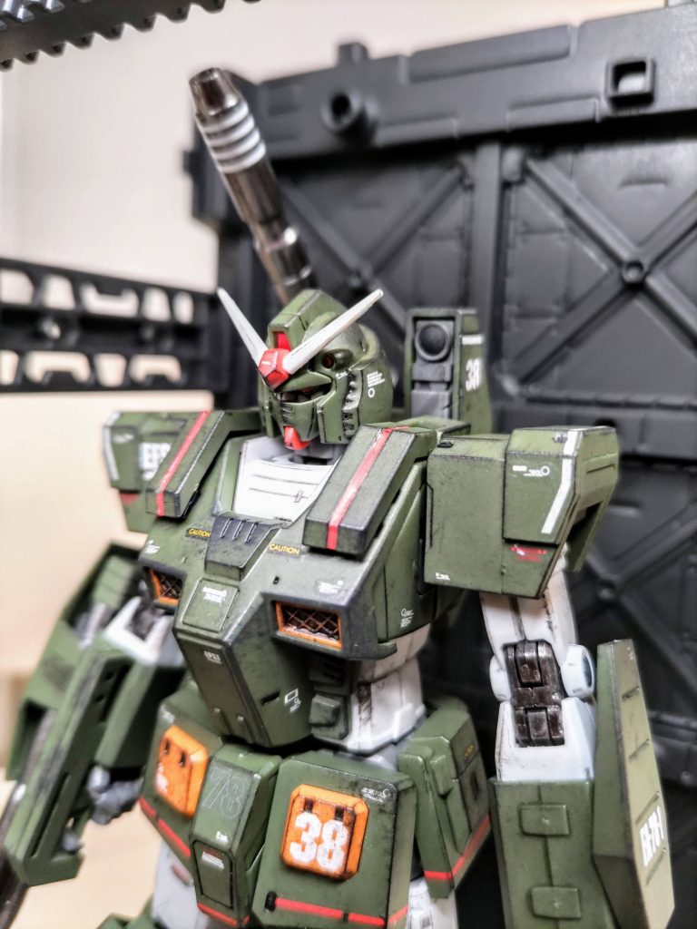 タイミングよく買えた100均のディスプレイベースがいい感じです。ファントムグレーでドライブラシを全体にかけましたが思っていたよりやり過ぎてしまいました。