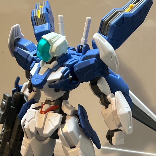 スレッタ　「お…お母さん。エアリアル、ガンダムじゃないよね？だって、お母さん、ガンダムじゃ…」プロスペラ　「いいえ。ガンダム•••••••じゃないわね😅」ってTwitterでくだらないネタ投稿して遊んでたら。本当にエアリアルの頭がなくなる大惨事。こたつの中で遊んでたから落ちたの気付かないで捜索してたら。見つけましたよ‼️奥さん行方不明だった旦那さん。こたつの下で、僕に踏まれて😨角折れた。多分、神様の贈り物🥰本当は改造しないで置いて置こうかな❓なんて思ってた矢先の出来事。神様は意地でも僕にエアリアルを改造させようとしているらしい。スーパーロボット終わってからね😅（1枚目）