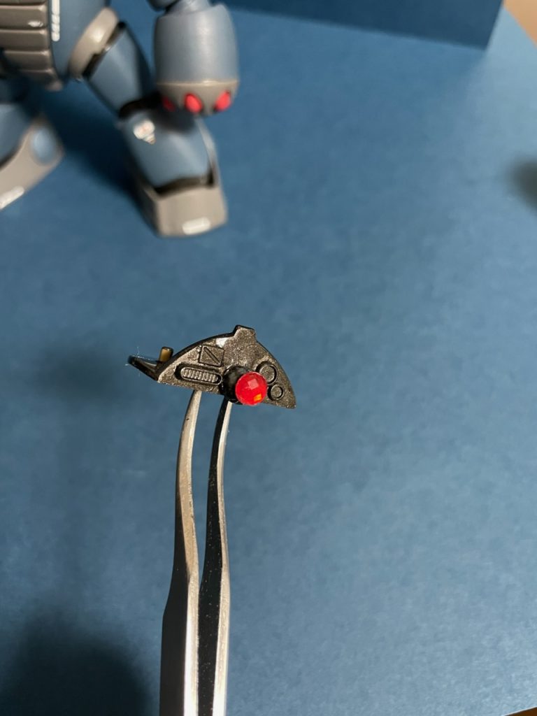 仕上げに黒鉄色で塗装。