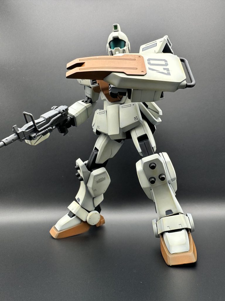 小さい時に買って貰った思い入れのあるMG陸ジム、大人になってからのスキルを駆使してカッコよくしてやりたい。との思いで仕上げました。武器はマシンガンビームライフルも付属してますが一体化形成で塗り分け必要な為そちらは見送り。陸ジムにビームライフルって劇中あったかな？てレベルだしいいかと。