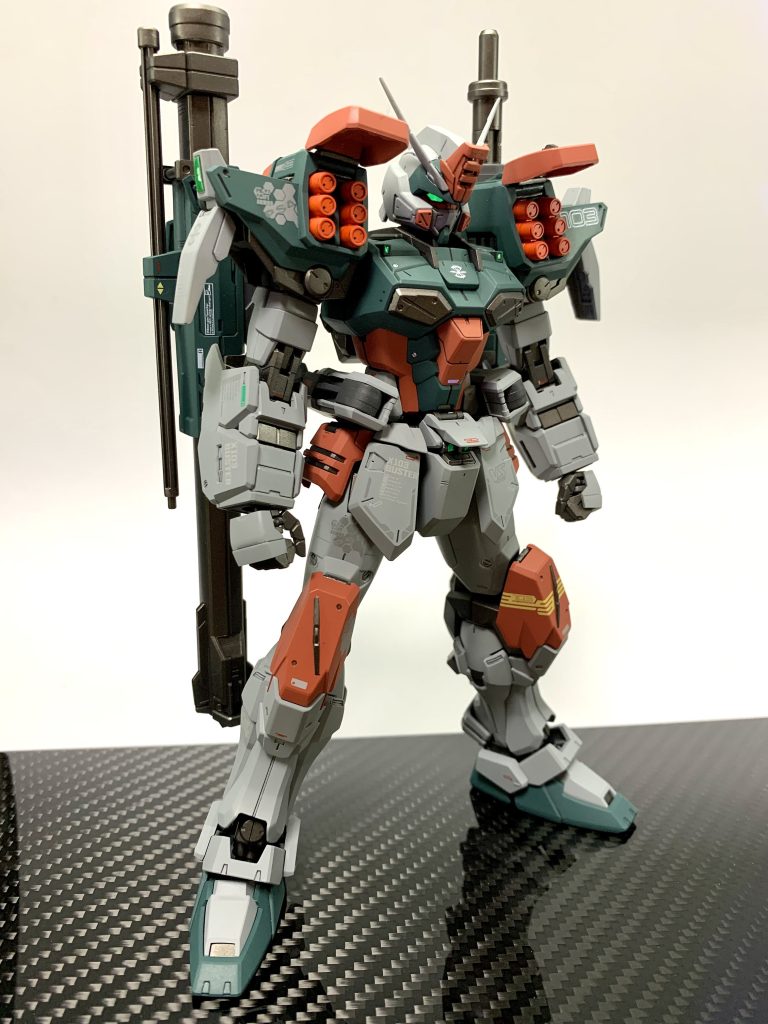 ミサイルハッチを開けて今回もセンサー類は全てUVライトで発光します。塗装だけで仕上げるとどうしても反射が足りず沈んだ印象になってしまうので今回は付属のシールに蛍光色を塗装し、カメラアイにはハセガワのホログラムフィニッシュを貼り、その他センサーにはUVレジンで更に光輝感を持たせています。