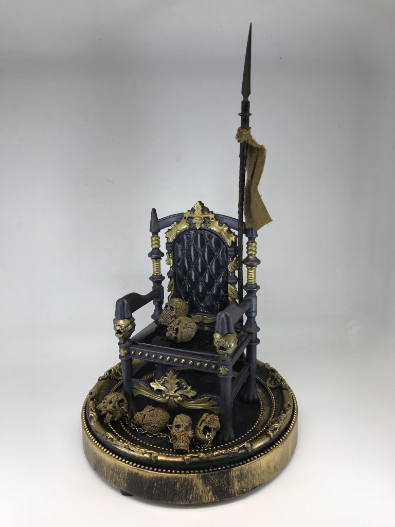 台座には100均のフォトフレームを使用塗装すらしてないですが色もピッタリ😊写真をはめる部分にだけシーナリープラスターを流し、アクリル絵具で塗っただけ…玉座は売り切れで売ってなかったので、以前作成したエイリアンクイーンから一時的に拝借…