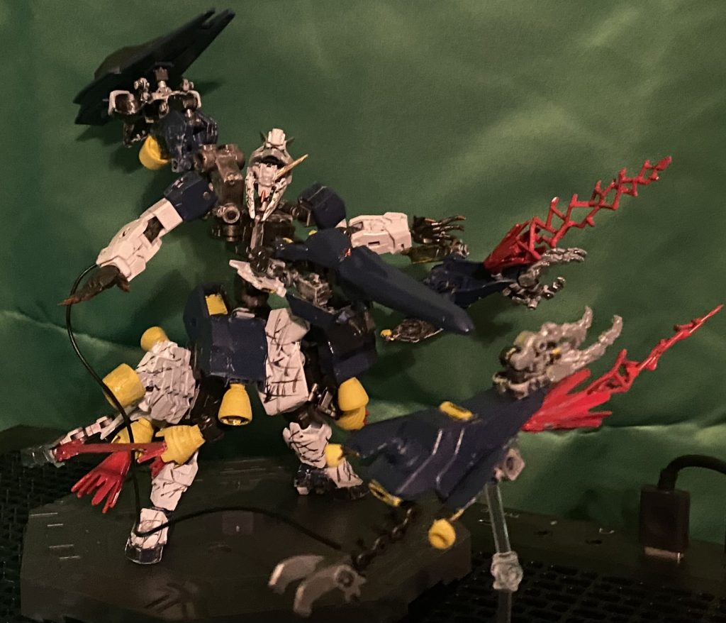 ワイヤーギミックを搭載したテイルビームブレードとDSB(ドラコニックシールドブースター)。