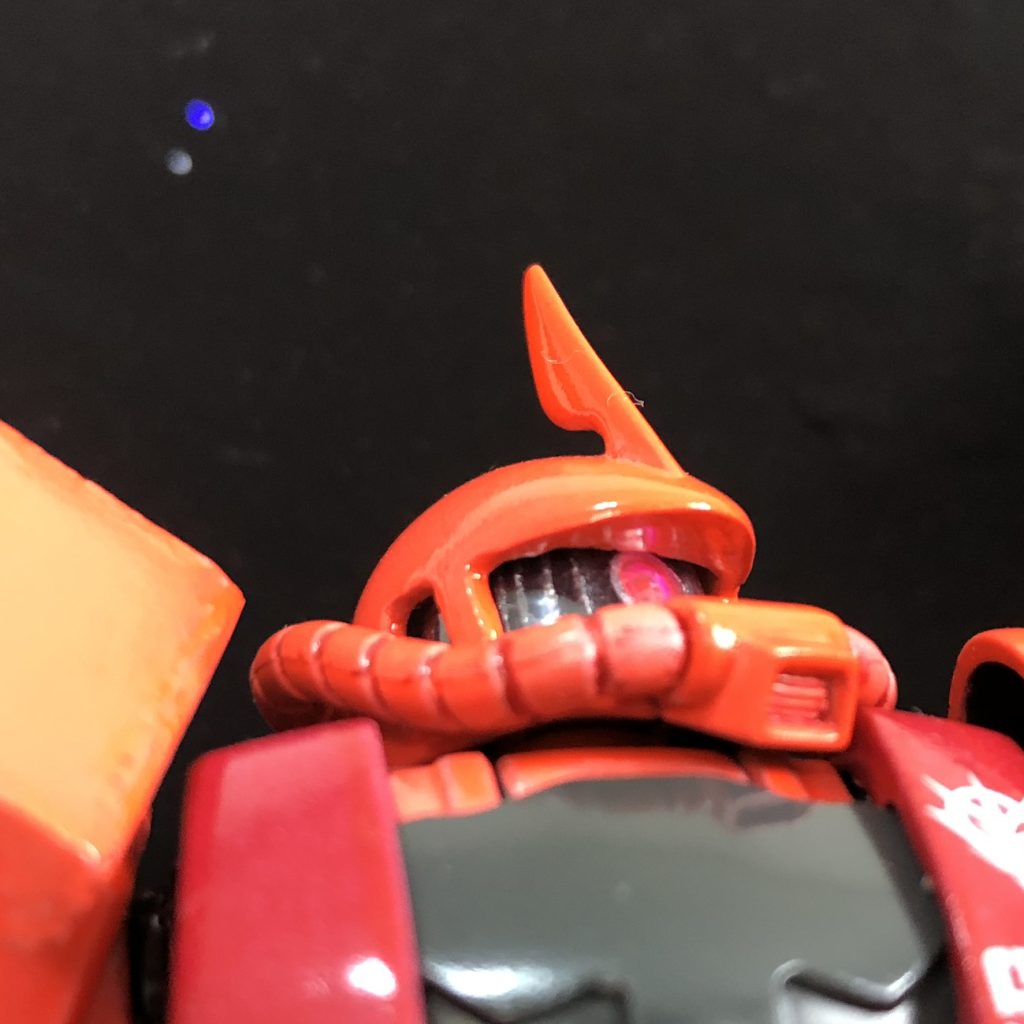 モノアイはディテールアップ。(後述)モノアイガードの支柱は設定画のようにナナメに。ヘルメット庇裏はスカスカなのでプラ板(後述)で埋めました。口の内側は薄く削ってます。アンテナはアニメ設定どおり薄く尖んがらせてツノ飾りに。デコルテ(首から胸にかけての部分)も設定どおり本体色塗装。肩アーマー、腰アーマー、脚裾の裏側は完全に影にしたかったので艶消し黒で塗りました。