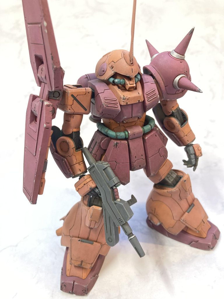 ・スジボリ・肩のトゲ鋭利化・目つきを悪そうに・手首を隠すようプラ板貼り・フロントアーマーの工作・動力パイプ工作（顔、バックパック）・筆塗り全塗装（アクリジョン）・モノアイをハイキューパーツに（見えない）