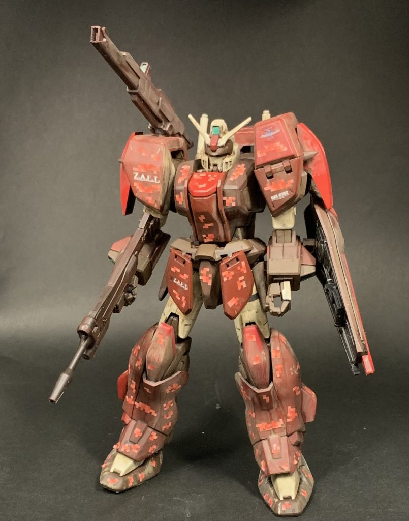 今回のアサルトシュラウドの赤は前回のティエレン同様、タミヤのダルレッドを使いました赤が濃いめの茶色ですごみを出せてると思います。クレオスの難しい名前の塗料とかもいっぱい使いました。関節はレーダァブラオンだとか