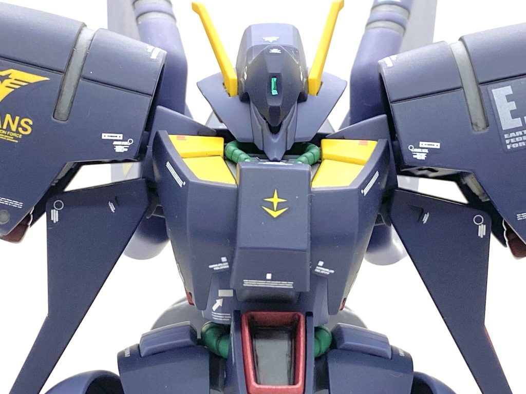 デカールはMGクロスボーンX0、武者頑駄無Mk-IIのをメインに市販のデカールを満遍なく貼り、カトキ風にしています。自分は地球連邦軍のマーク(EFF)はいつもは右肩に貼るのですがバイアラン・カスタムは左肩にEFFマークがあるのでそれに倣い左肩には貼り、ガンダムホビーライフに良いティターンズやジェリドのマーキングがあるのでそれらを惜しむ事なく使っています。大量に余っていたテトロンシールも作業性を上げる為にガンガン使いました。