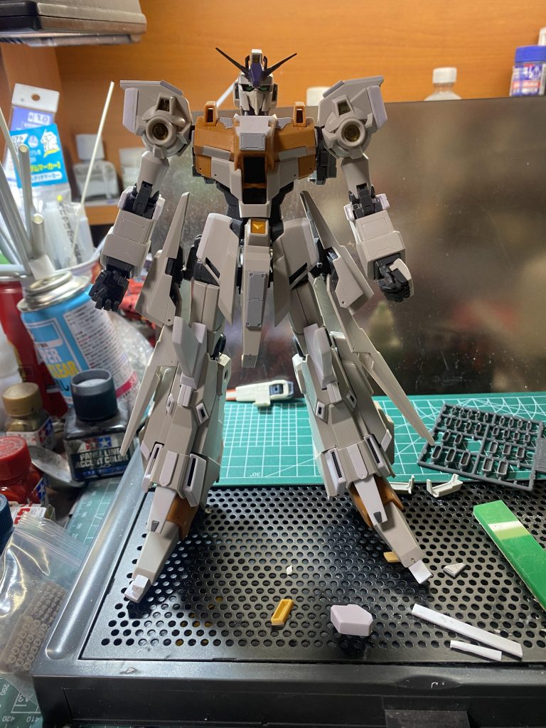 改造途中。プラ板重ね合わせダブルゼータみたいな突起を制作。足首周りにカバーを取り付け。コクピット部にプラ板を加工して貼り付けでボリュームアップ。頭部はフェイスをゼータプラスから移植。アンテナはゼータより移植。