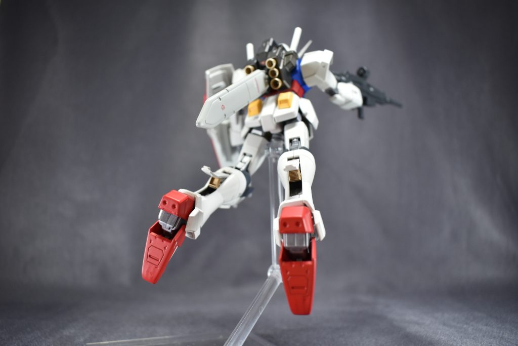 すね部を開くとスラスターが展開。