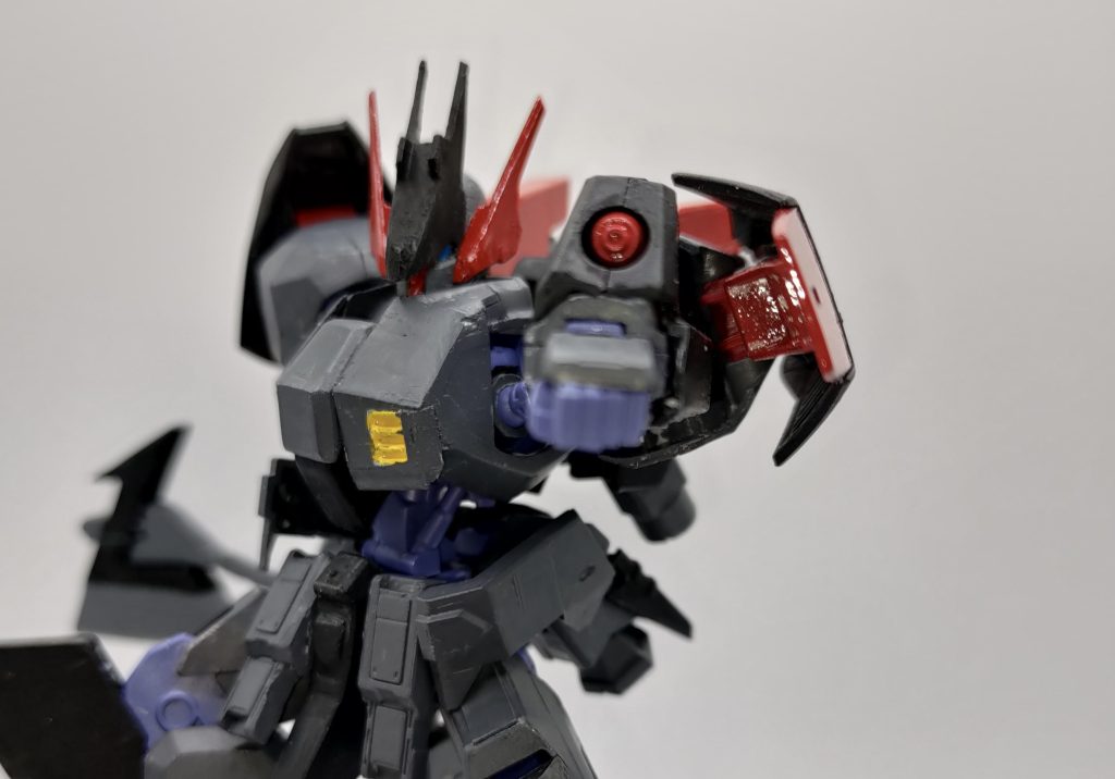 両腕部に、200mm砲を装備しており、遠距離戦闘に対応できるようにしております。