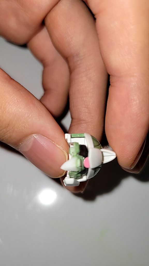 プラ角棒を削り口のパーツを自作頬のパーツを位置を変更して接着