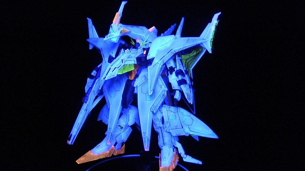 白パーツはブラックライトを当てると青白く発光します。他のパーツは蛍光塗料で塗装しています。