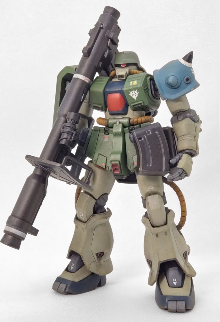 HGのスラっとしたスタイルもカッチョイイけど、自分の理想としてはずんぐりした中肉中背スタイルが、この機体(特にフリッツヘル仕様)には合うと思い、F-2型の腕と脚をプチミキシングしました。腰に付けたラケーテンバズの弾倉はネオジム磁石での脱着式で、一番のお気に入りポイント！