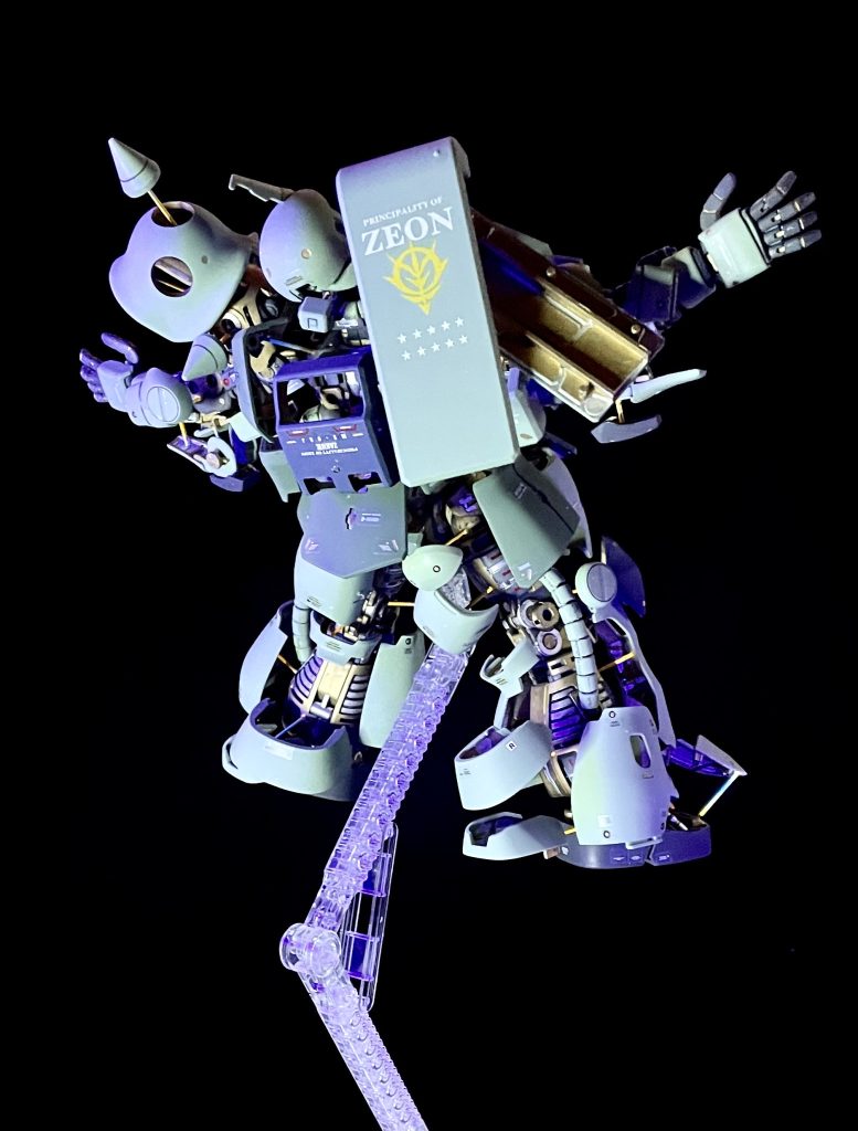 トリッキーな作り方したので装甲部分を足すごとに指を押さえるところが少なくなっていって苦労しました