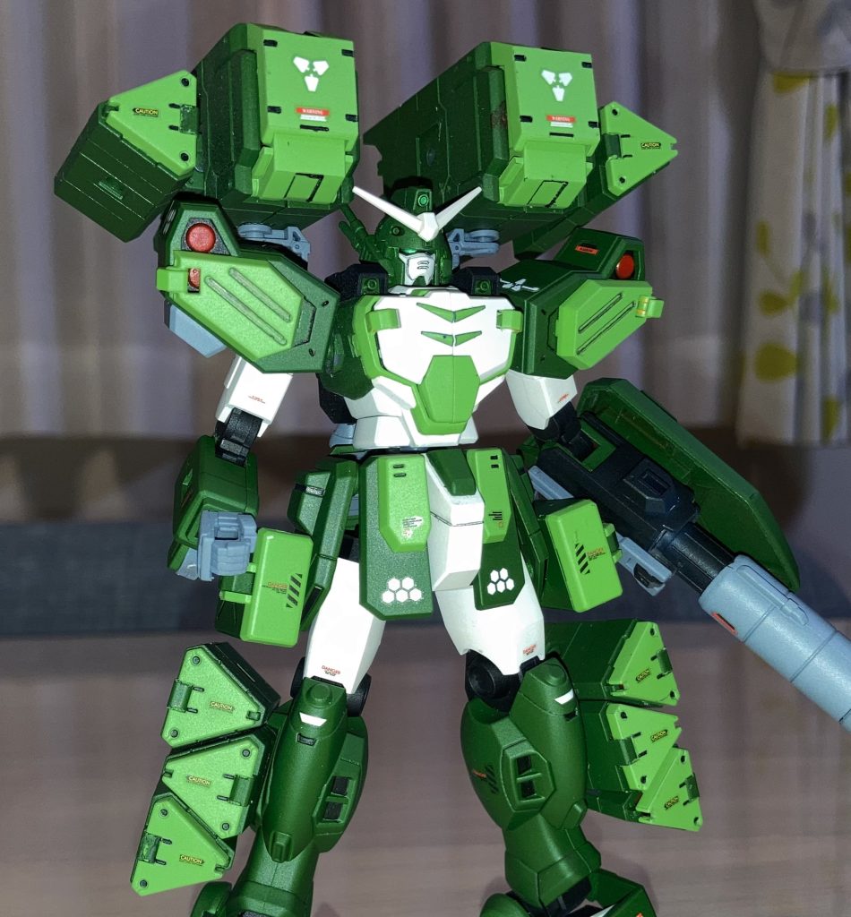 コトブキヤのミサイルポッドを背中と両足に増設。元々足に付いていたミサイルポッドを腰のサイドアーマーに移植。