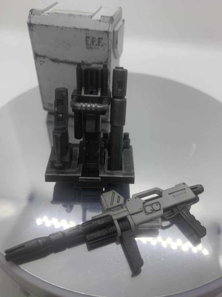 武器の黒い部分は黒鉄色で塗装、後にドライブラシで擦れ表現を施しています。