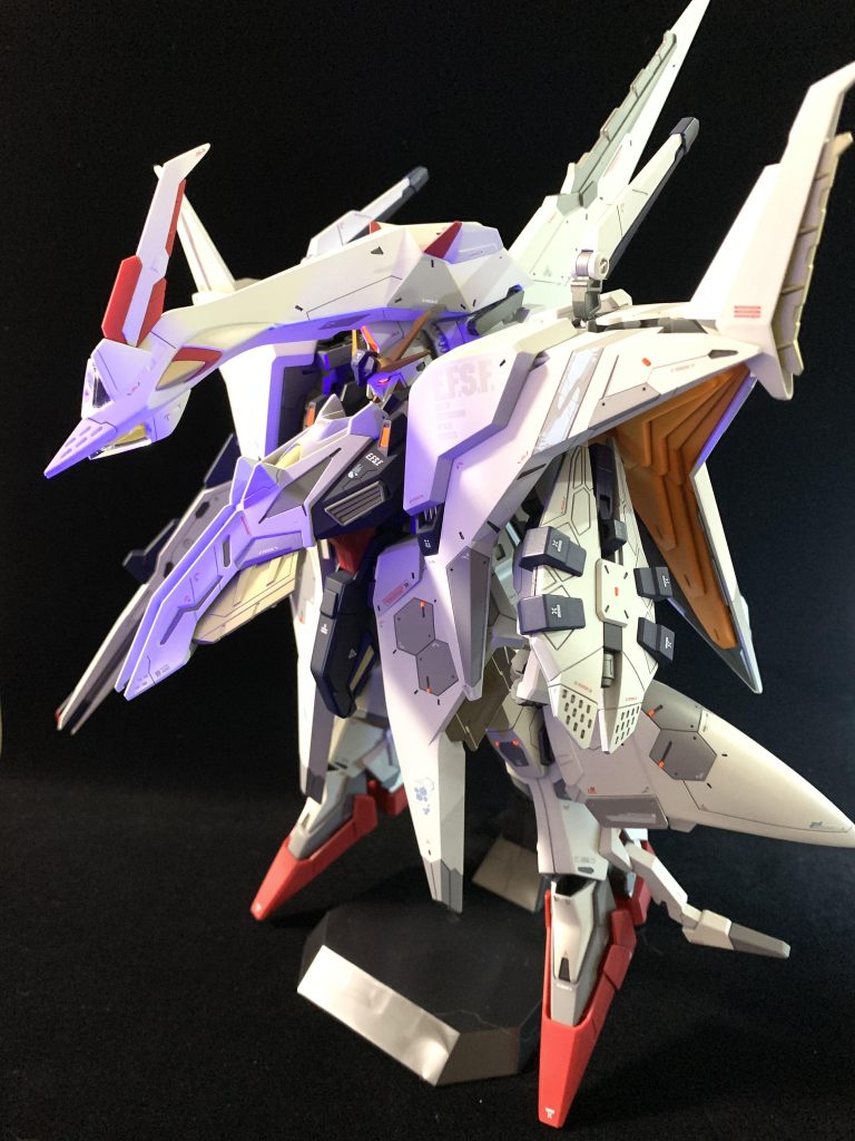 レッドポイントは全て蛍光レッドで塗装0.3mmのプラ板を適当に切って接着、もっと丁寧に貼ればよかった大きな機体なので、エアブラシのムラが目立つけど、そこそこ満足
